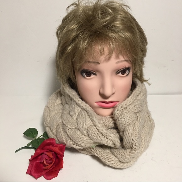 Chunky Cable knit circle infinity scarf oatmeal Alice V ITALY EUC - Picture 4 of 10